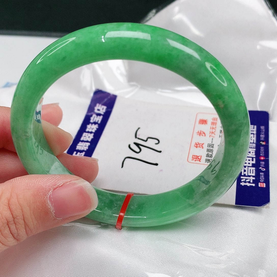 翡翠手镯未镶嵌翡翠