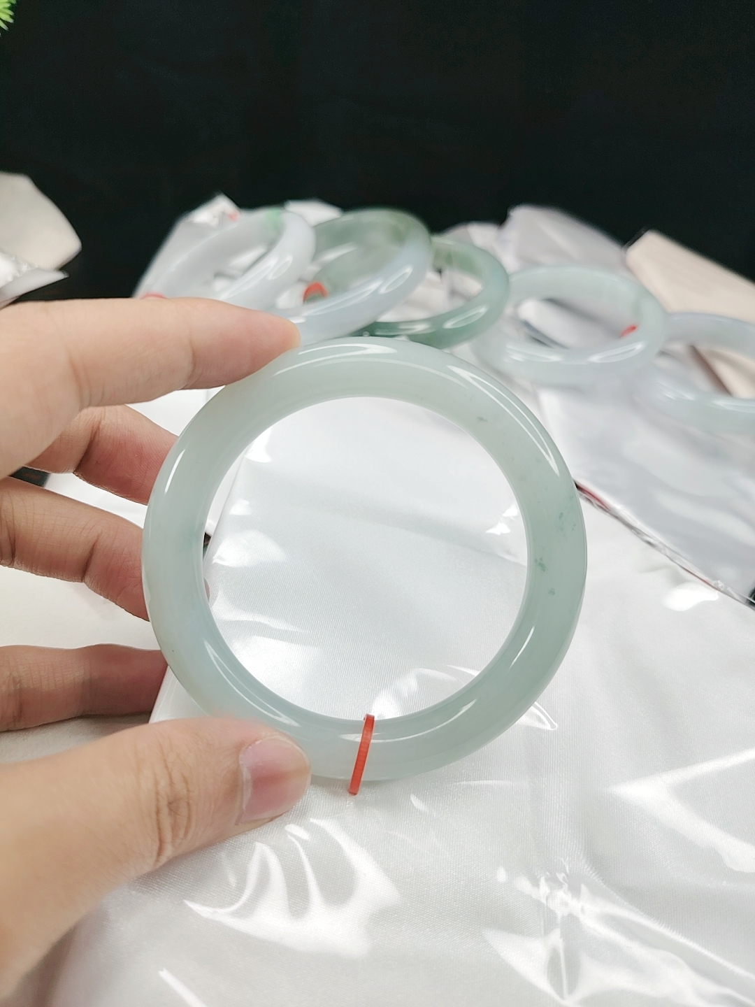 福镯圆条双十一61.1圈口，种水好纯绿色飘花，天然缅甸翡翠手镯A货