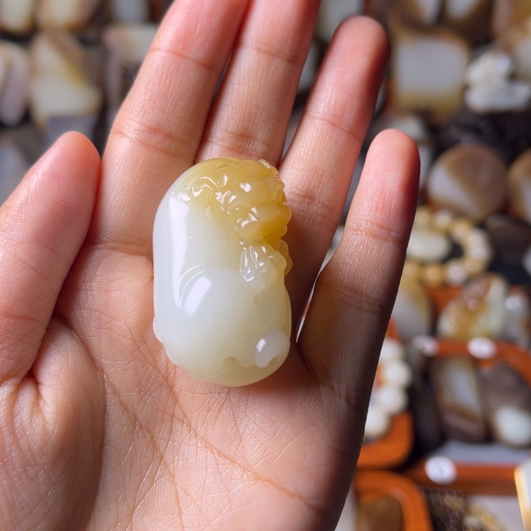 和田玉（糖玉）颈饰未镶嵌且末金山和田玉貔貅