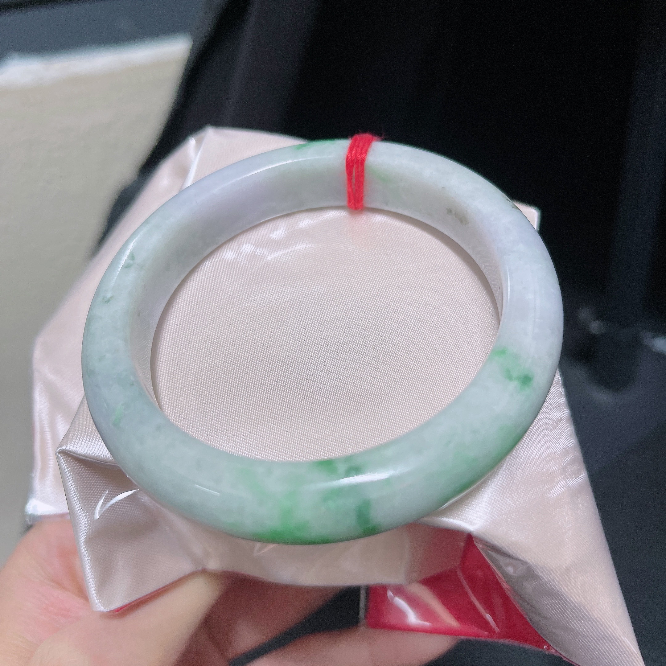 60圈口飘绿宽边翡翠手镯336