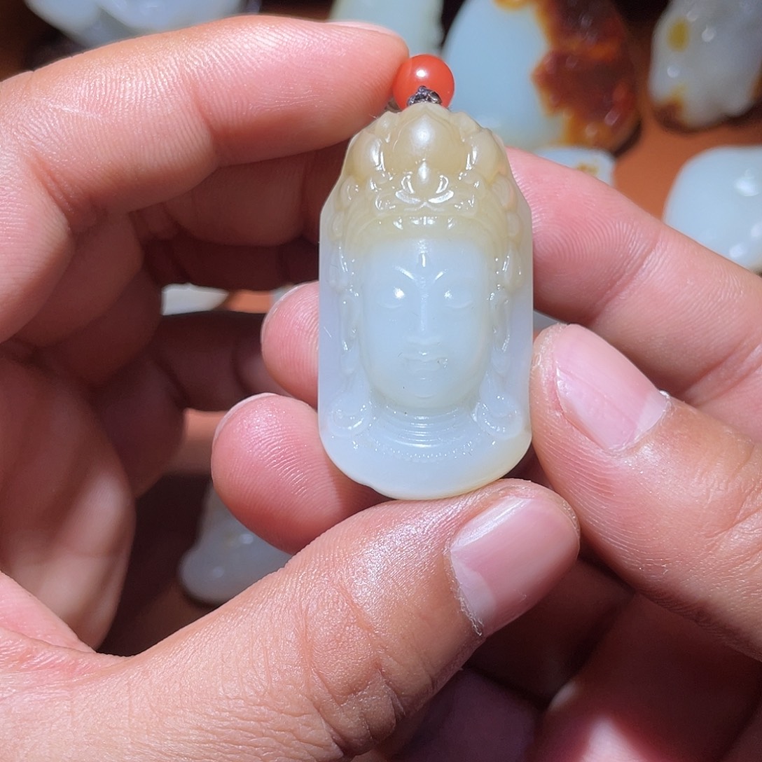 余***年和田玉未镶嵌颈饰