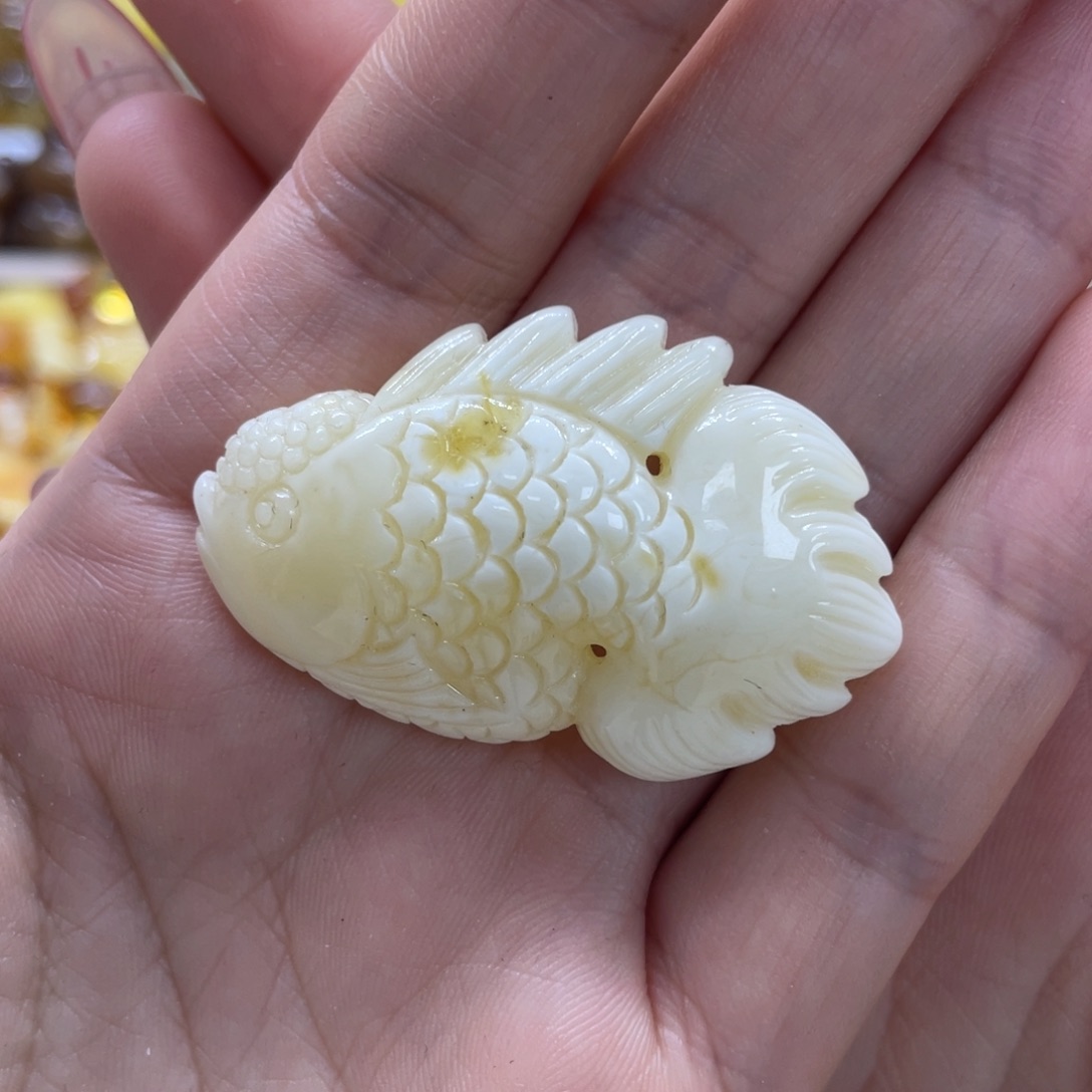 琥珀裸石未镶嵌6.8克小鱼