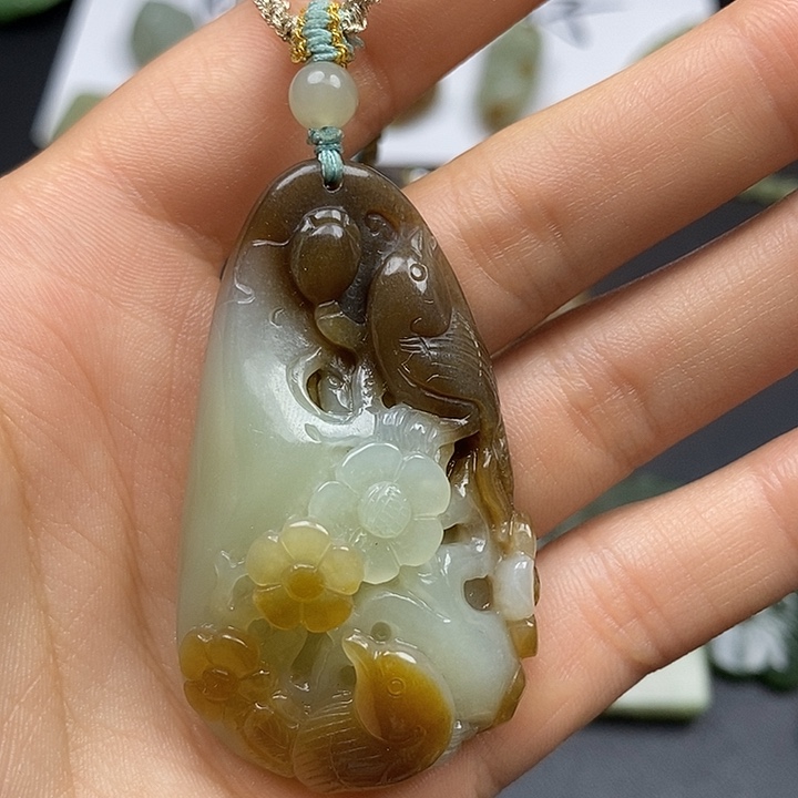 和田玉未镶嵌颈饰L***?