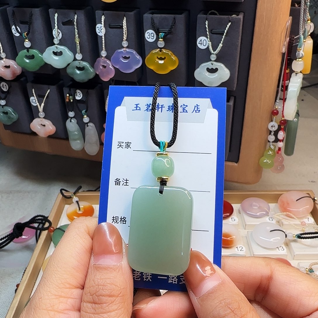 石英质玉未镶嵌颈饰