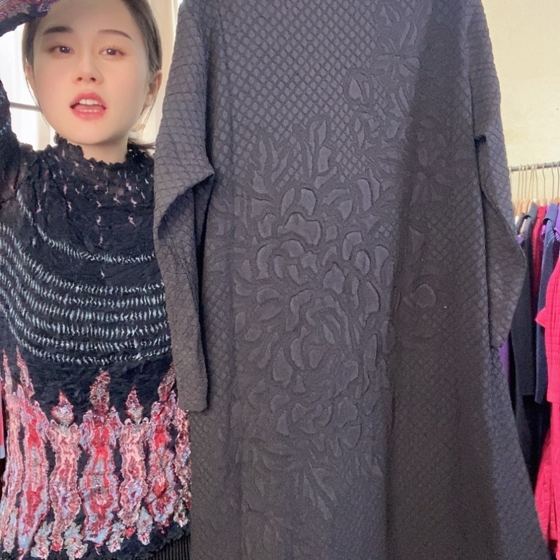 65提花褶皱连衣裙