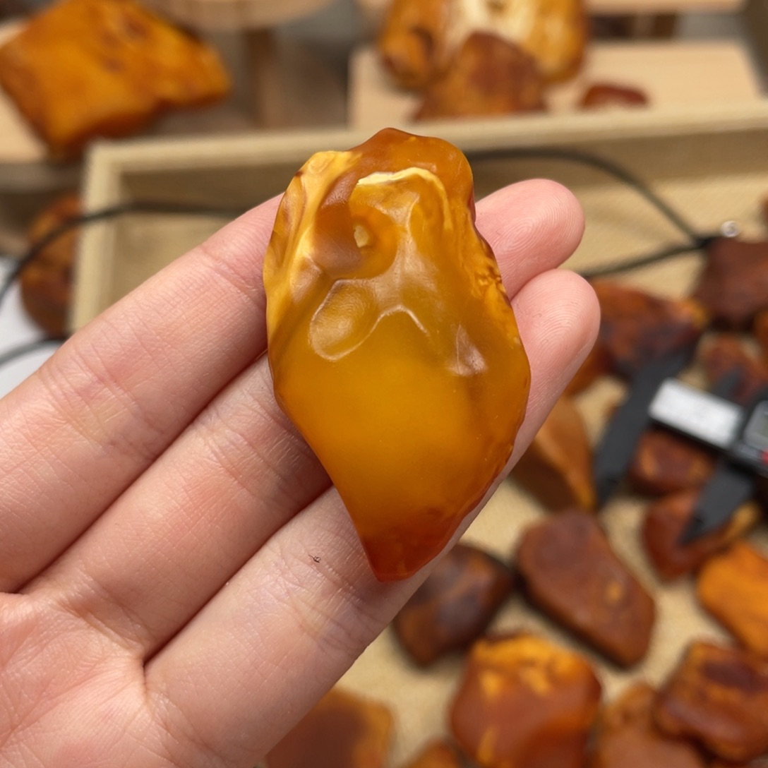 琥珀未镶嵌珠宝奇石