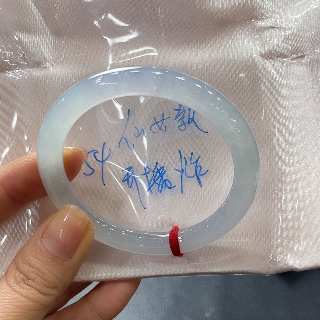 翡翠手镯未镶嵌翡翠手镯