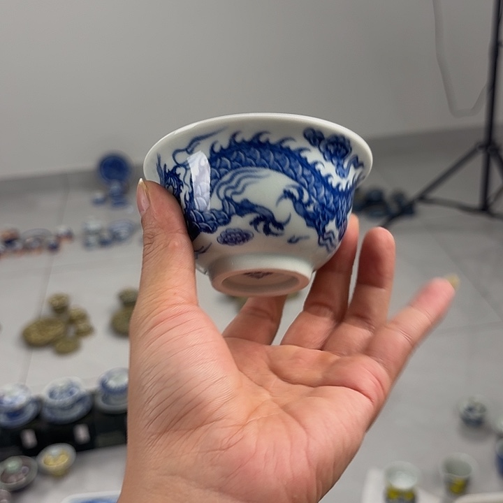 瓷片青花铠甲龙大压手杯景德镇