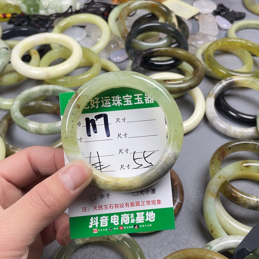 蛇纹石玉手镯未镶嵌