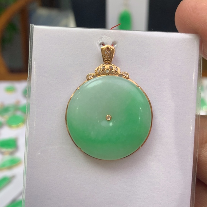 翡翠颈饰18K金镶嵌翡翠