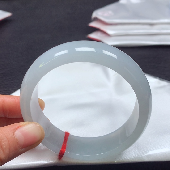 翡翠手镯未镶嵌60圈