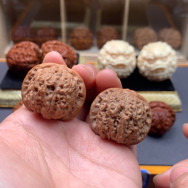 文玩核桃吊坠血麒麟