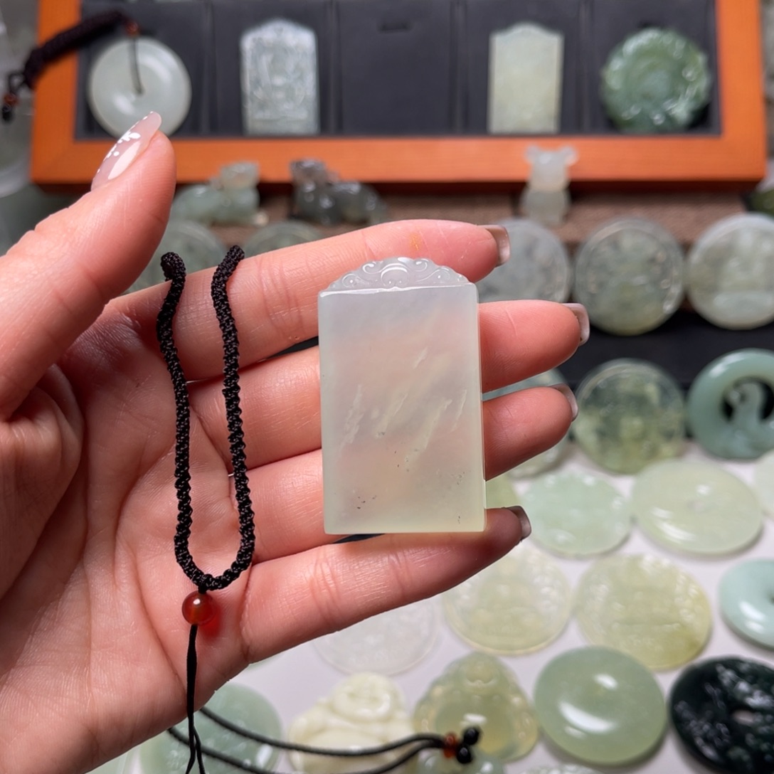 岫玉吊坠(赠链)未镶嵌