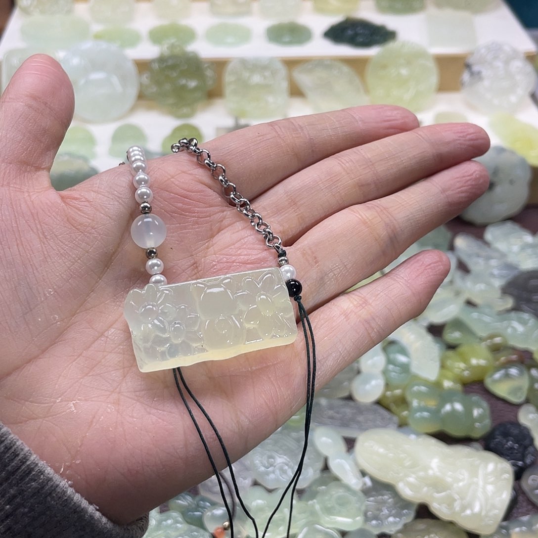 蛇纹石玉颈饰未镶嵌