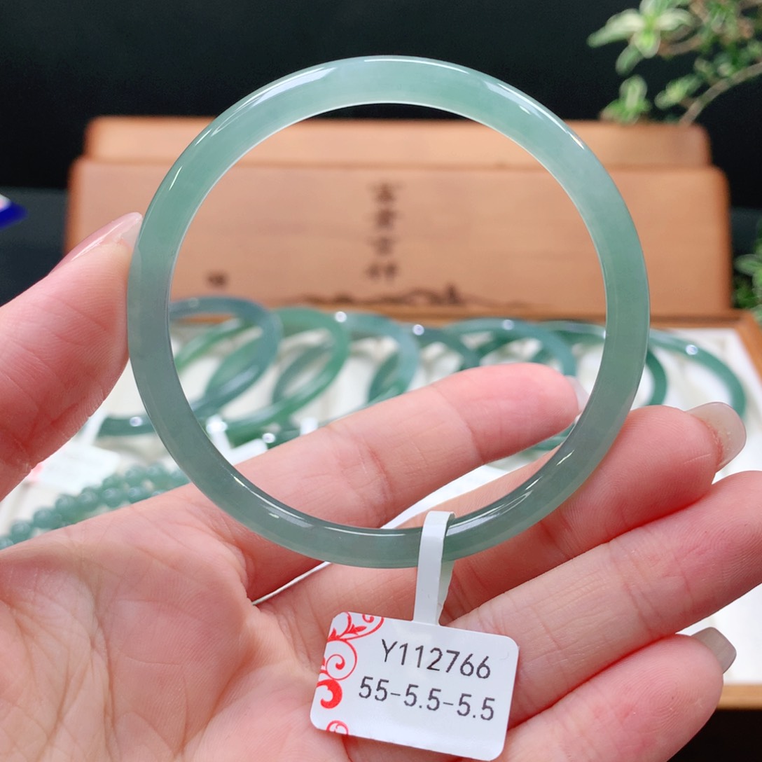 翡翠手镯未镶嵌天然