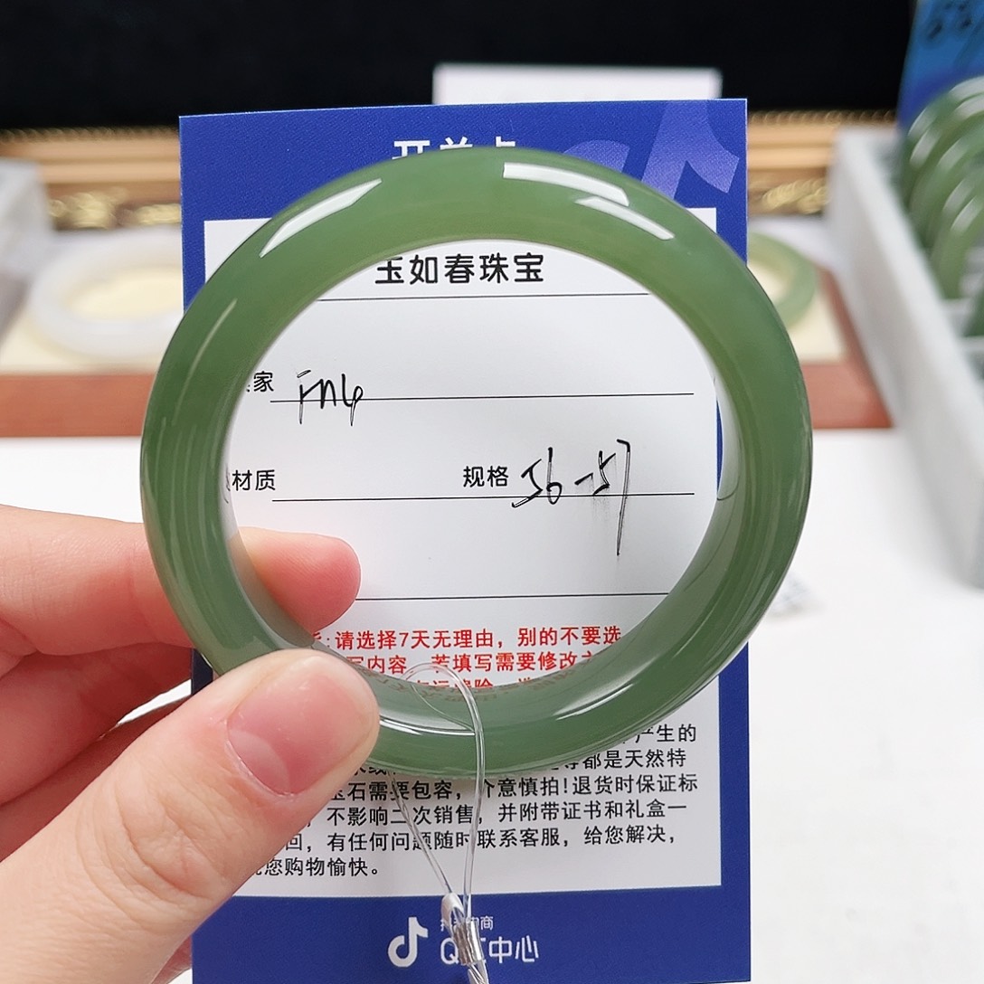 ᰔ***汁和田玉未镶嵌手镯