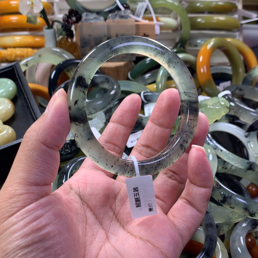 蛇纹石玉手镯未镶嵌浮***?