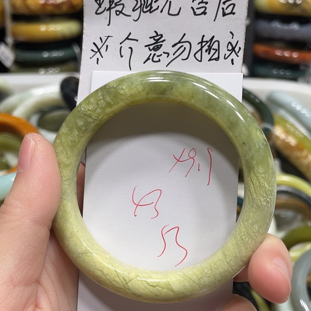 蛇纹石玉手镯未镶嵌