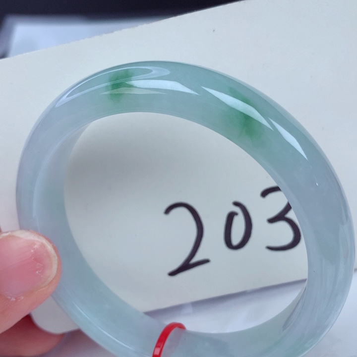 翡翠手镯未镶嵌翡翠