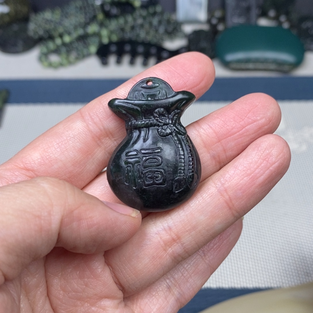 蛇纹石玉未镶嵌颈饰