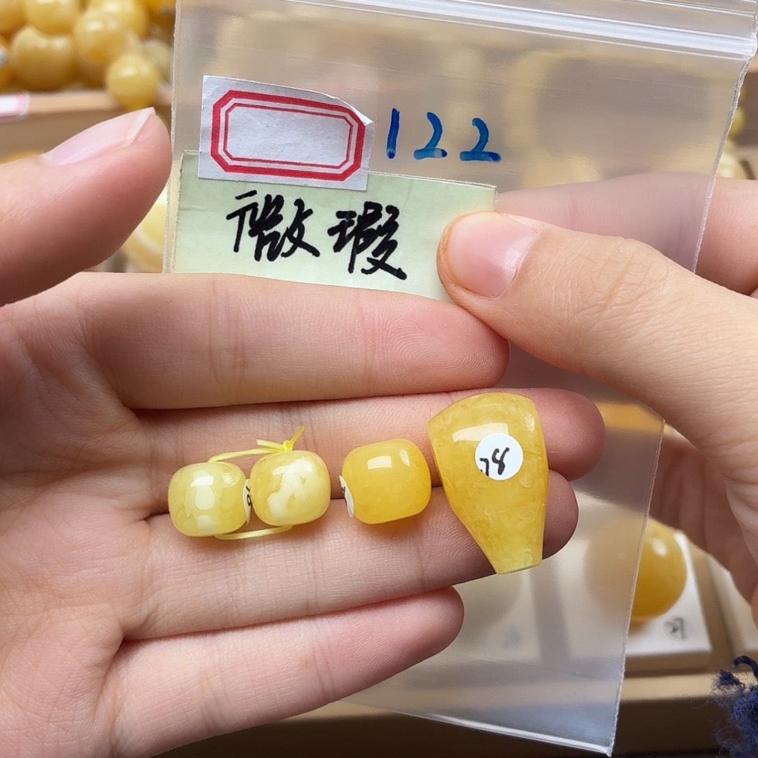 张***子蜜蜡未镶嵌裸石蜜蜡