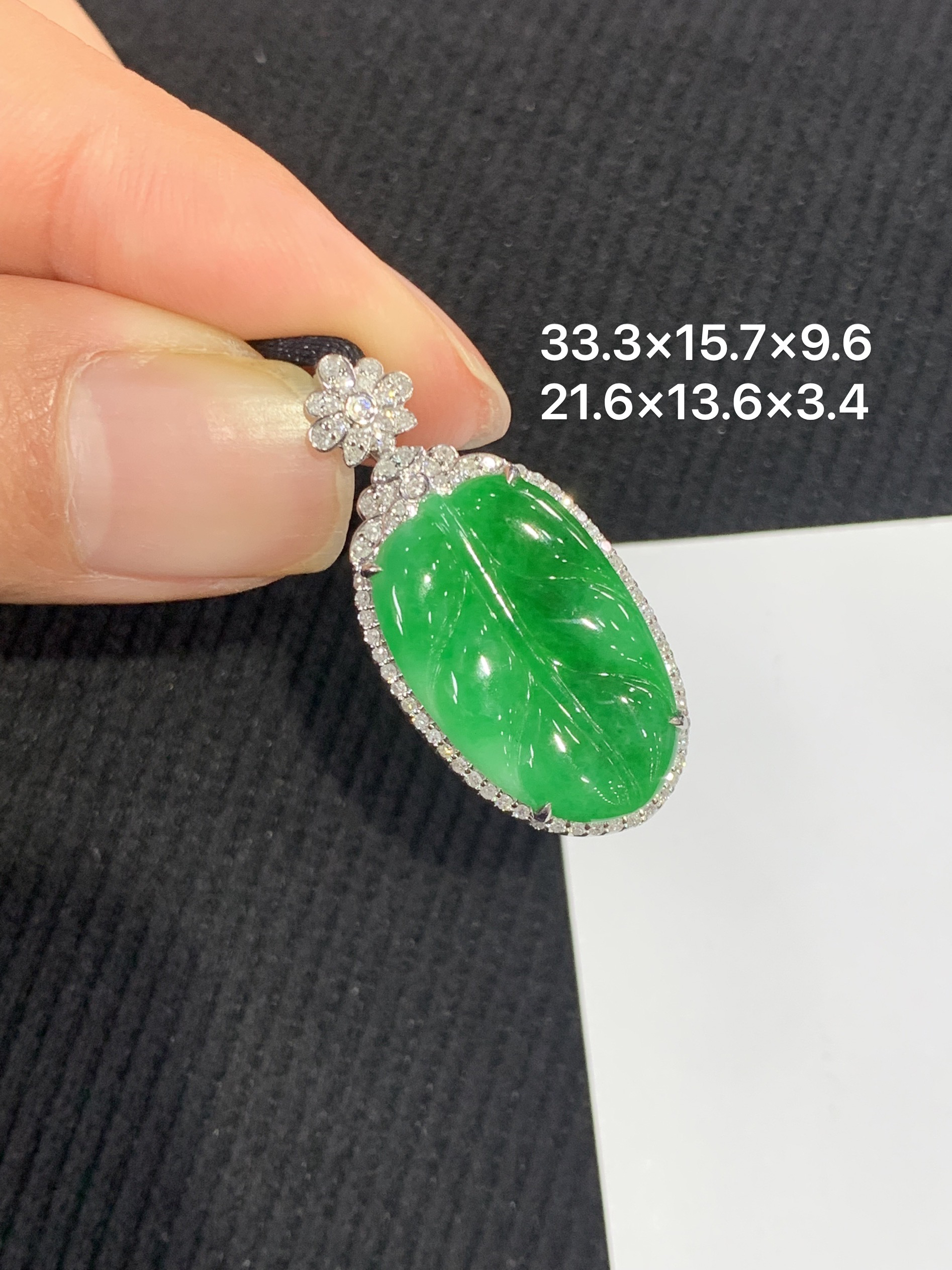 18K金镶嵌天然缅甸翡翠阳绿树叶吊坠