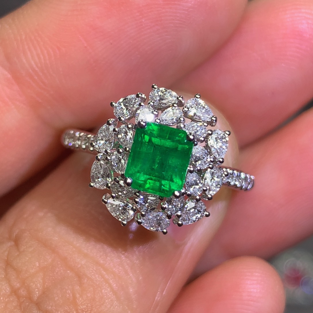 祖母绿戒指18K金镶嵌