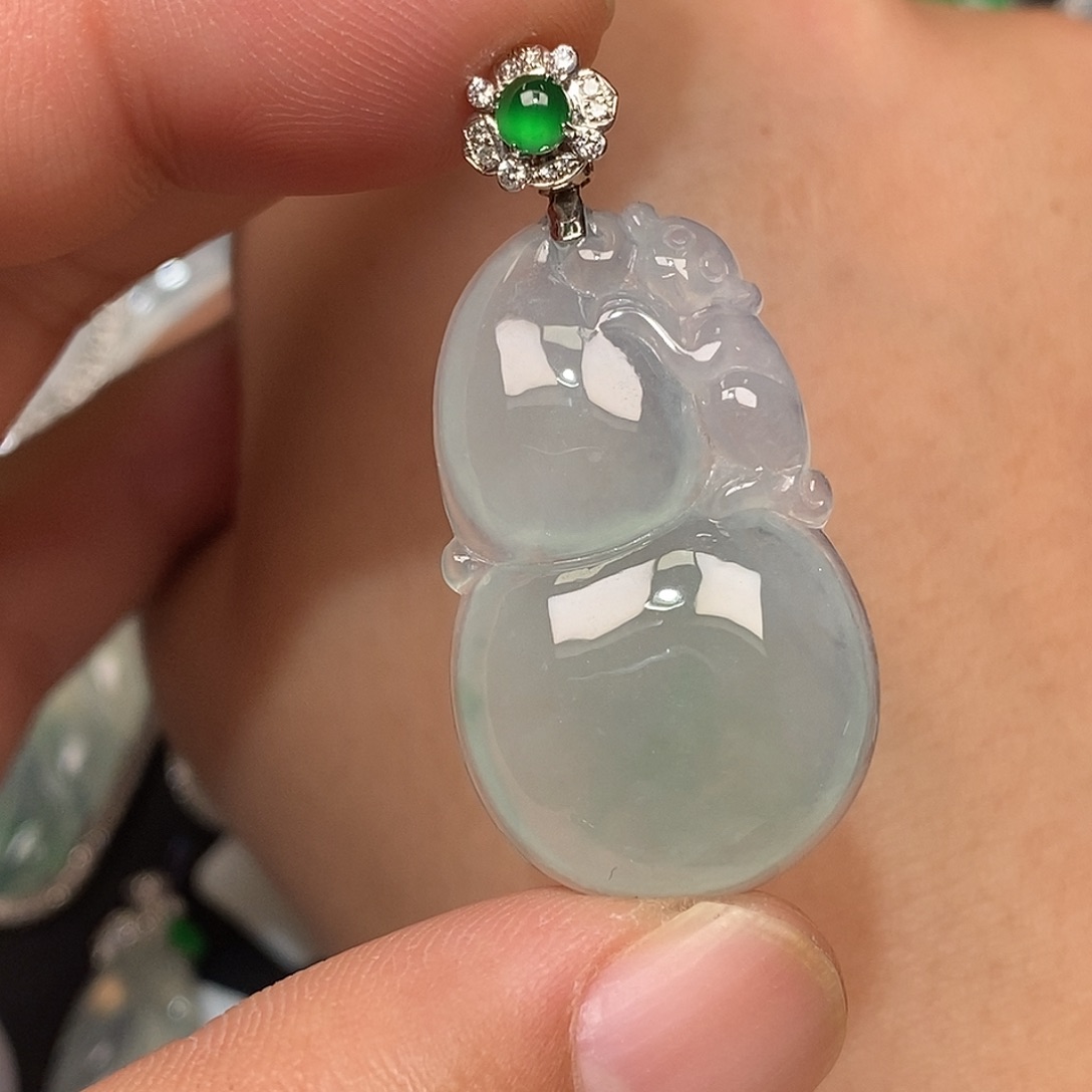 翡翠18K金镶嵌颈饰葫芦