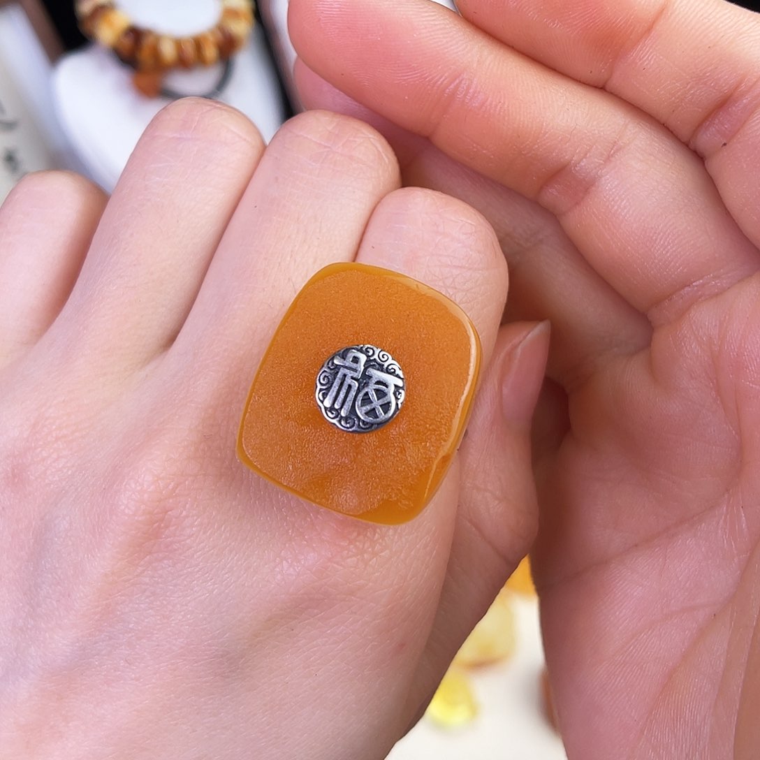 琥珀珠宝奇石未镶嵌。