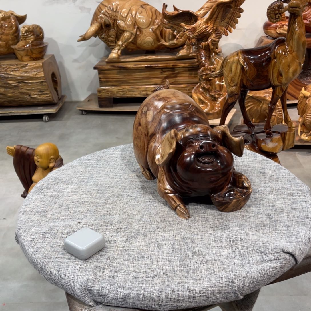 香樟木胡****窝香樟木手工雕刻福猪