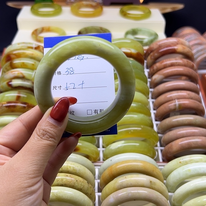 橘***唇岫玉未镶嵌手镯岫