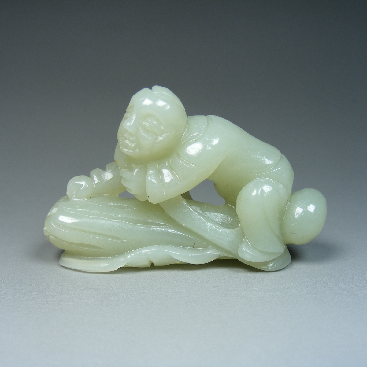 出口创汇期几十年的和田玉带黄沁手工雕圆雕荷叶莲蓬童子小摆件