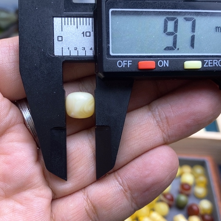 琥珀裸石未镶嵌47号9.8*8.9微瑕