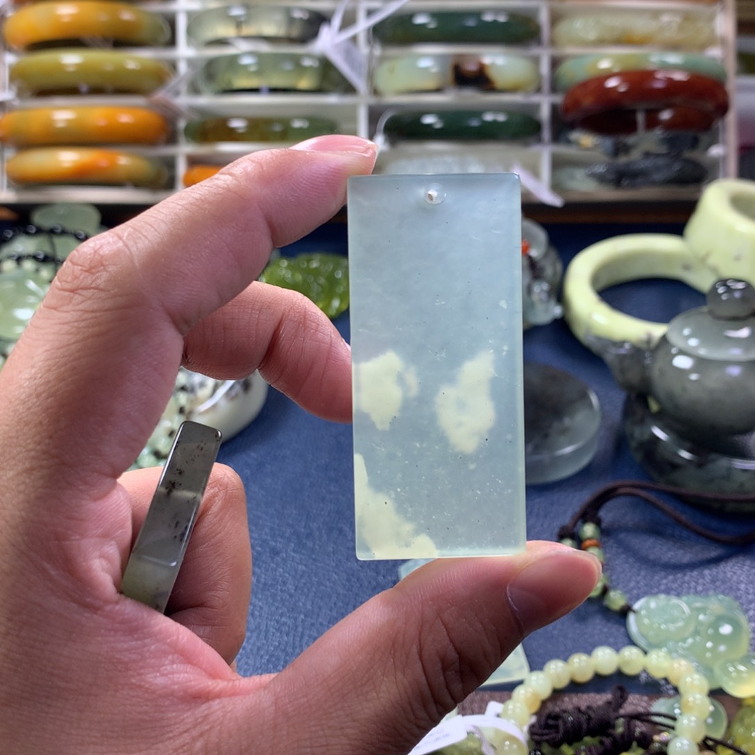 蛇纹石玉颈饰未镶嵌