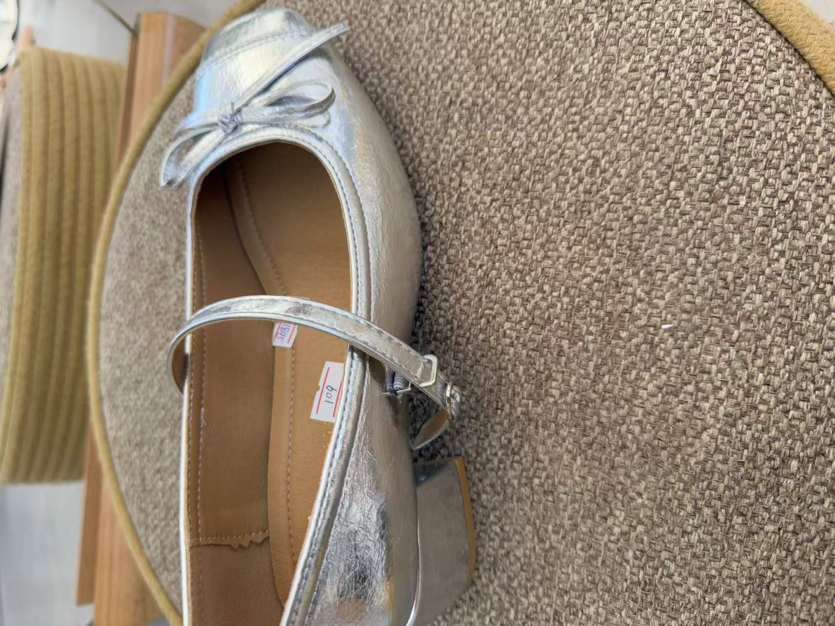 0511-18一字带豆豆鞋平底鞋蝴蝶结粗跟增高单鞋