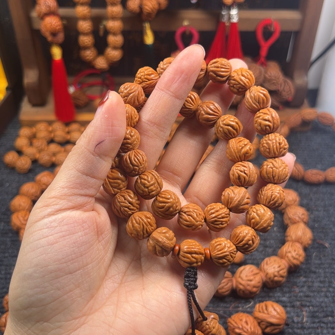 吊坠桃核桃枭手持L4