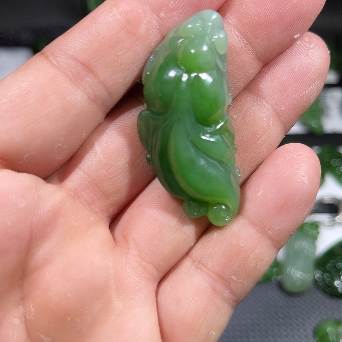 秦***秦和田玉未镶嵌颈饰