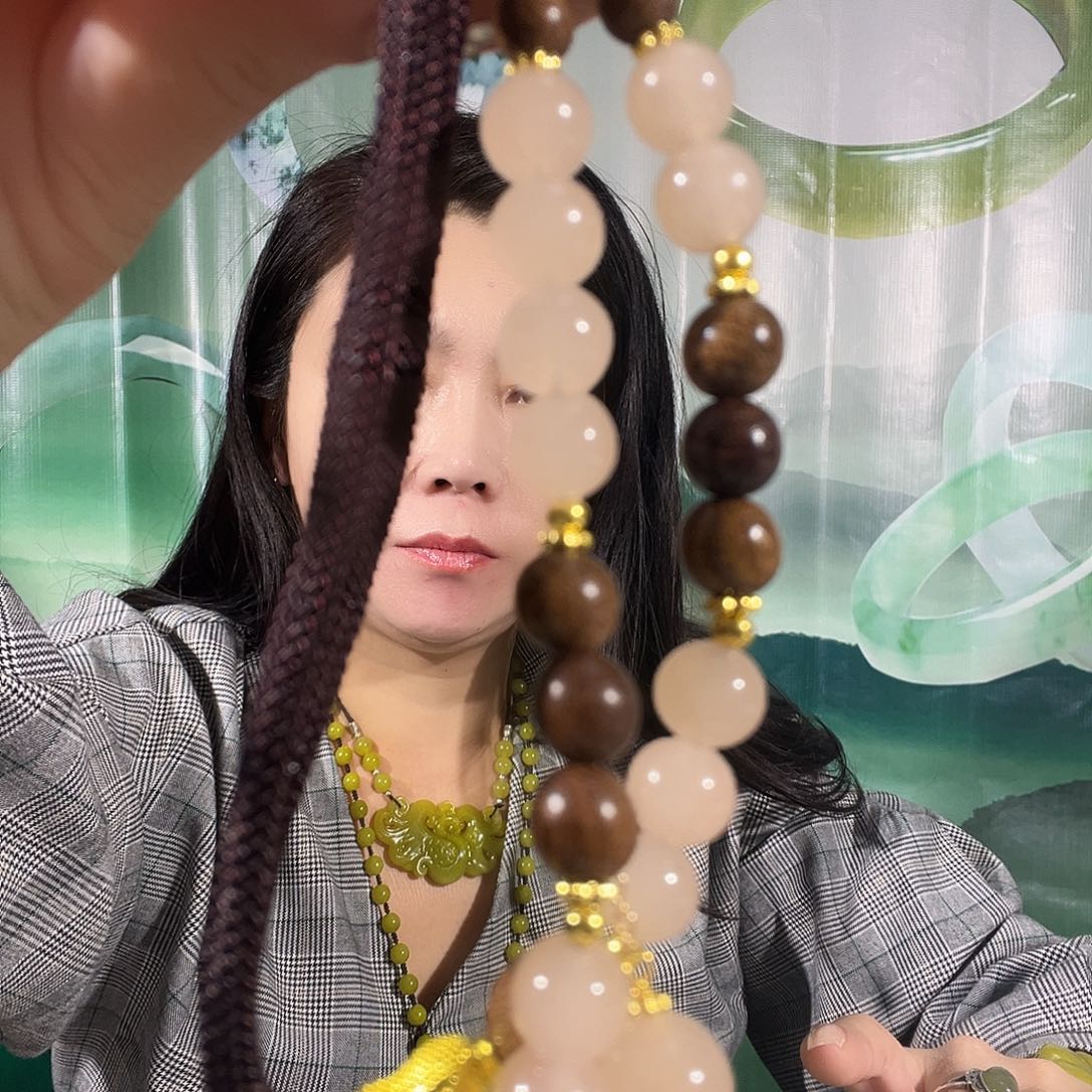 往***，蛇纹石玉合金项链