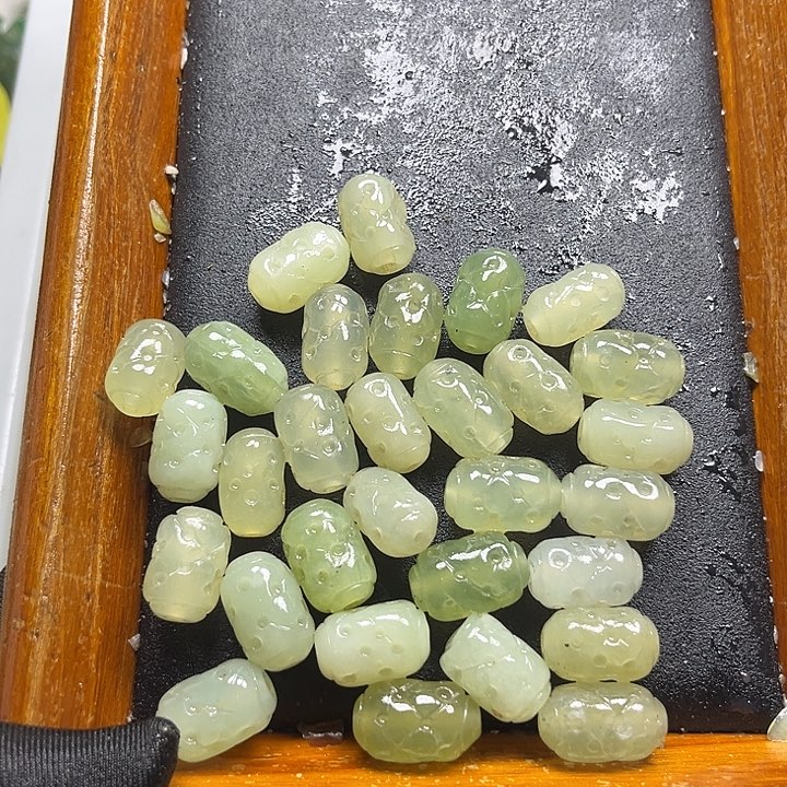 和田玉9K金镶嵌珠宝奇石30颗