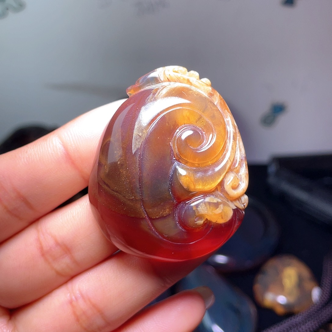 琥珀裸石未镶嵌！