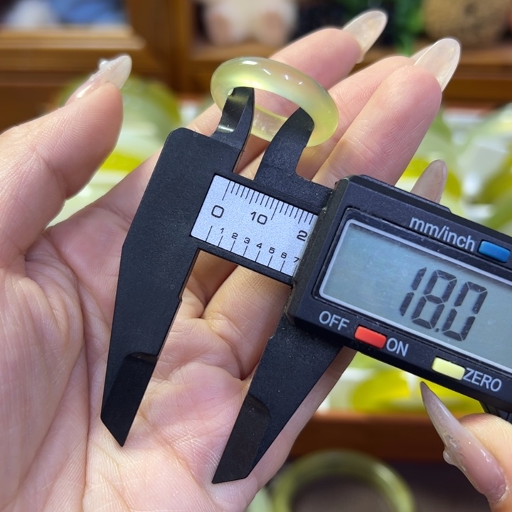 蛇纹石玉未镶嵌手镯2