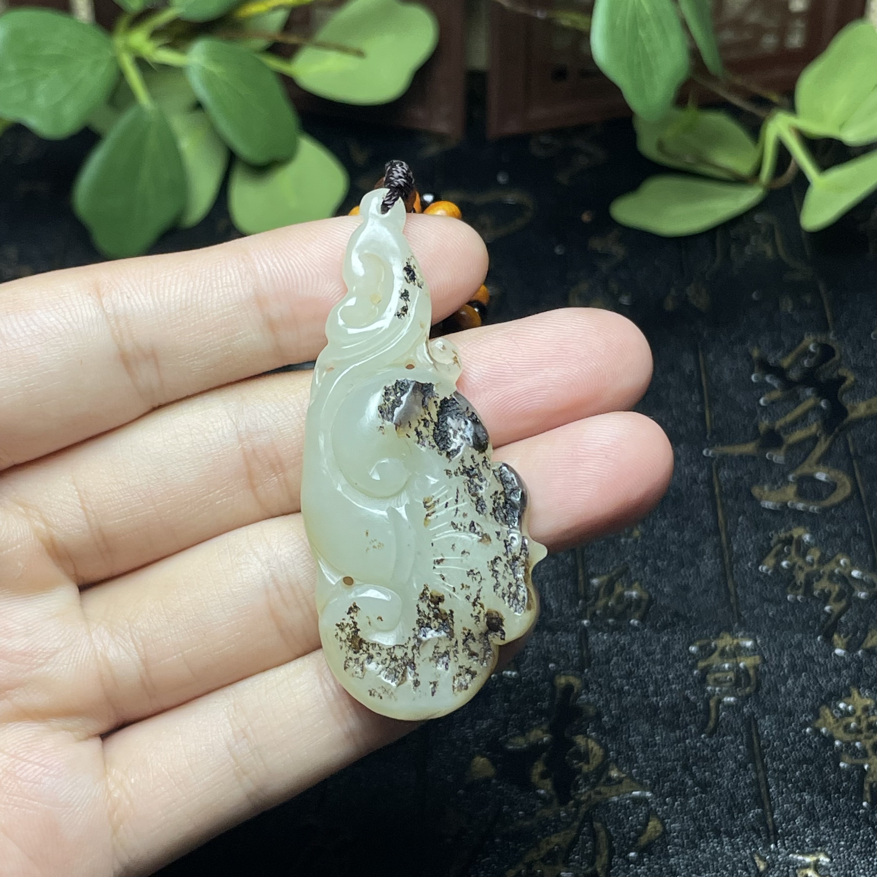 新疆和田玉独籽吊坠挂件黑皮青白肉如意纯手工雕刻原皮原色