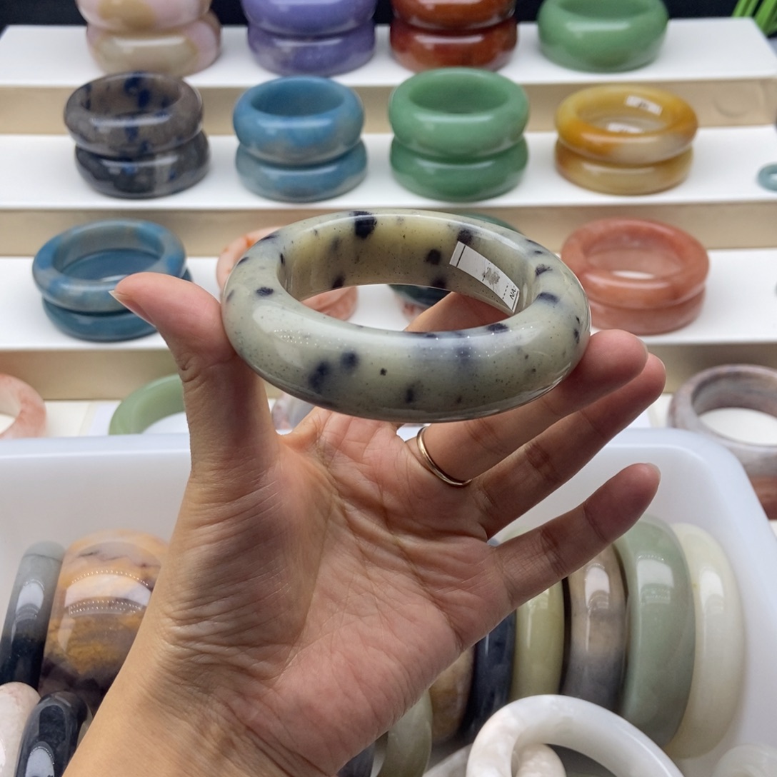 石英岩玉未镶嵌手镯