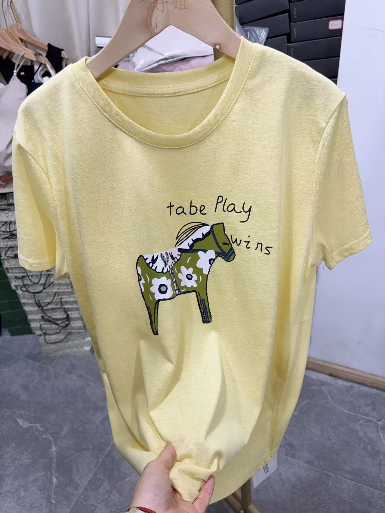 A2612奶黄花朵马印花短袖T恤