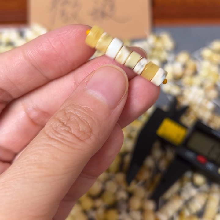 蜜蜡未镶嵌裸石6.7mm