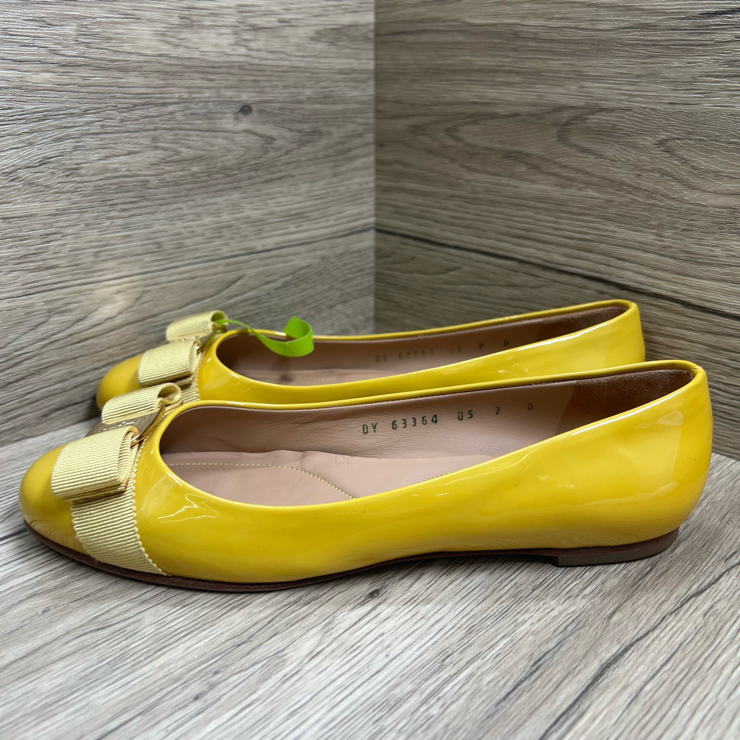 95新 FERRAGAMO/菲拉格慕 黄色平底鞋 37.5码