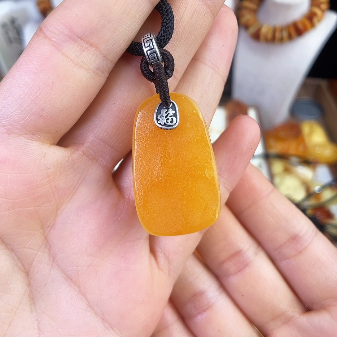 琥珀珠宝奇石未镶嵌。