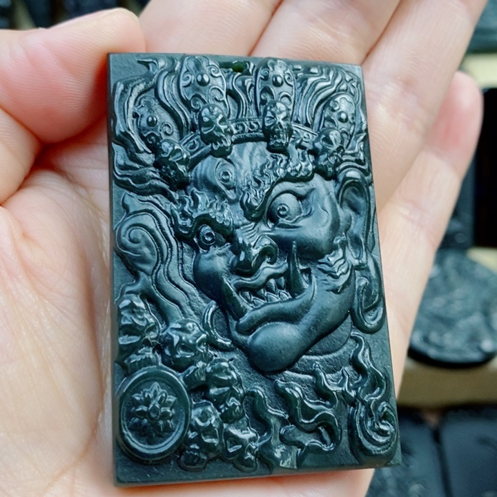 和田玉（青玉）未镶嵌颈饰双面雕刻