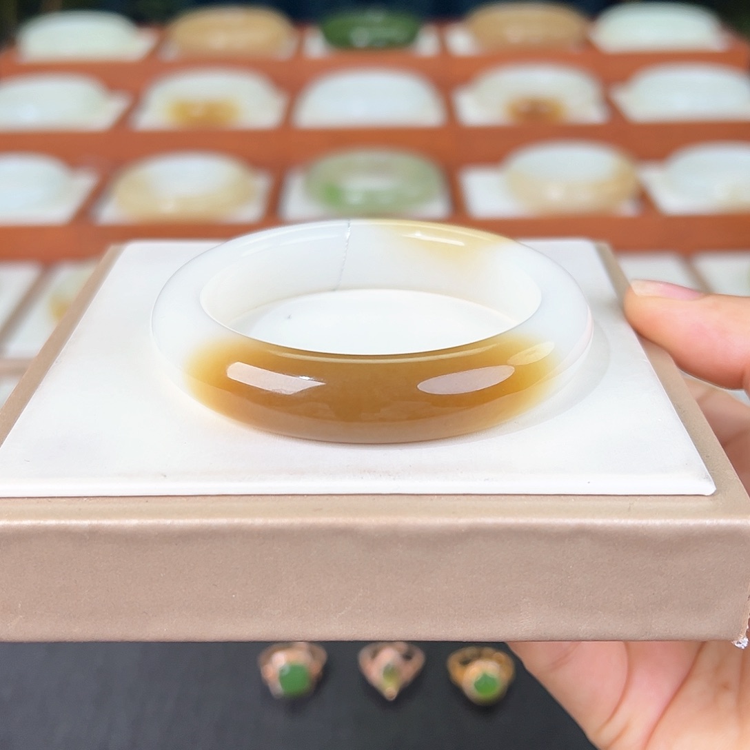 和田玉手镯未镶嵌和田玉糖白手镯