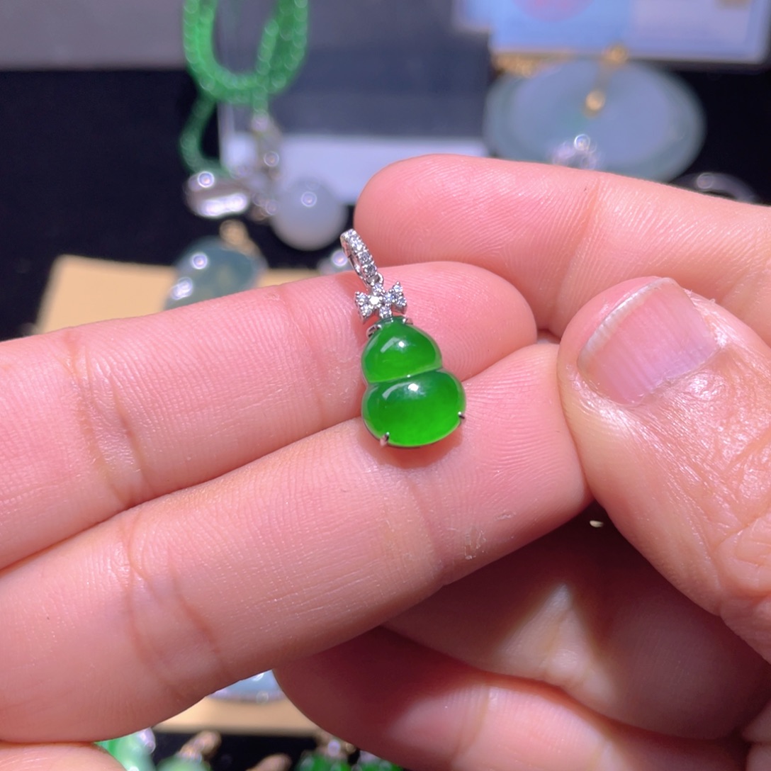 翡翠颈饰18K金镶嵌子*?翡翠